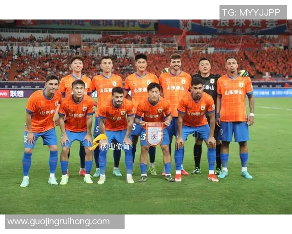 大连方一迎战山东鲁能争夺中超联赛关键三分之战