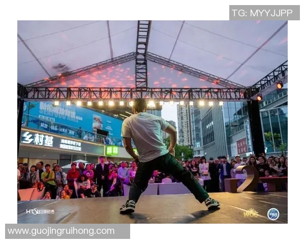 重庆攀岩队在世界街舞大赛中的灵活性表现引发热议与赞赏 重庆攀岩队在世界街舞大赛中的灵活性表现引发热议与赞赏