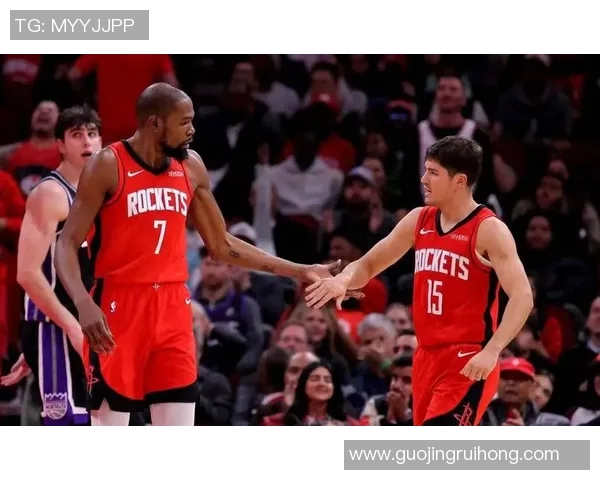 休斯顿火箭与尼克斯激战正酣NBA赛场精彩对决引发球迷热议