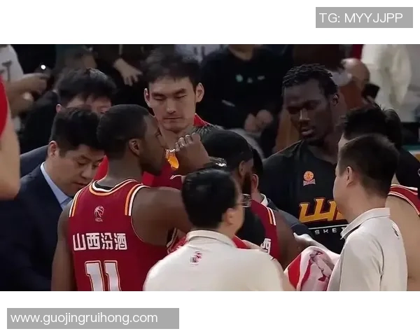 北京男篮与上海男篮激战正酣谁将赢得这场篮球巅峰对决